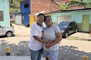 Patricia Graciano e Rosângela Silva, moradoras da Grota do Aterro. Foto: Ascom Seminfra