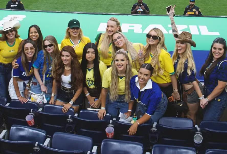 'Selesposas' posam juntas após jogo do Brasil e Japão — Foto: Reprodução/Instagram