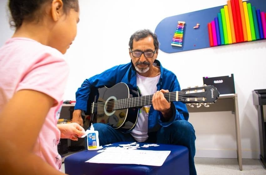 A musicoterapia estimula habilidades e cria contexões. Foto: Ascom Maceió Saúde