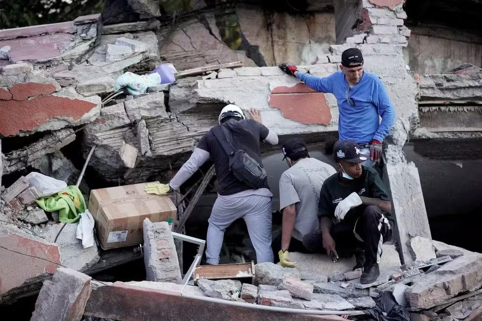 Equipes de resgate trabalham no local de um prédio que desabou após um terremoto em Cali, Colômbia, em 10 de agosto de 2026 — Foto: Sergio Acero/REUTERS