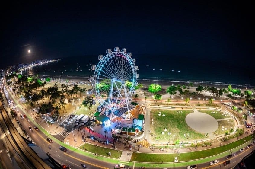 Roda Gigante panorâmica iluminada durante a noite. Foto: Itawi Albuquerque/Secom Maceió