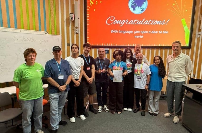 Primeiro embarcou para a Inglaterra este mês, enquanto a segunda turma dará continuidade ao intercâmbio em agosto. Foto: Cortesia