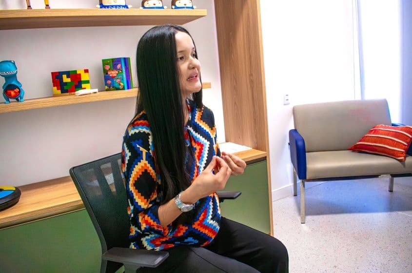 Psicóloga Brenda Alves lembra que a escuta também é uma forma de cuidado e que a equipe da Casa do Autista oferece suporte emocional, orientação e fortalecimento às famílias. Foto: David Silas/ Ascom Maceió Saúde