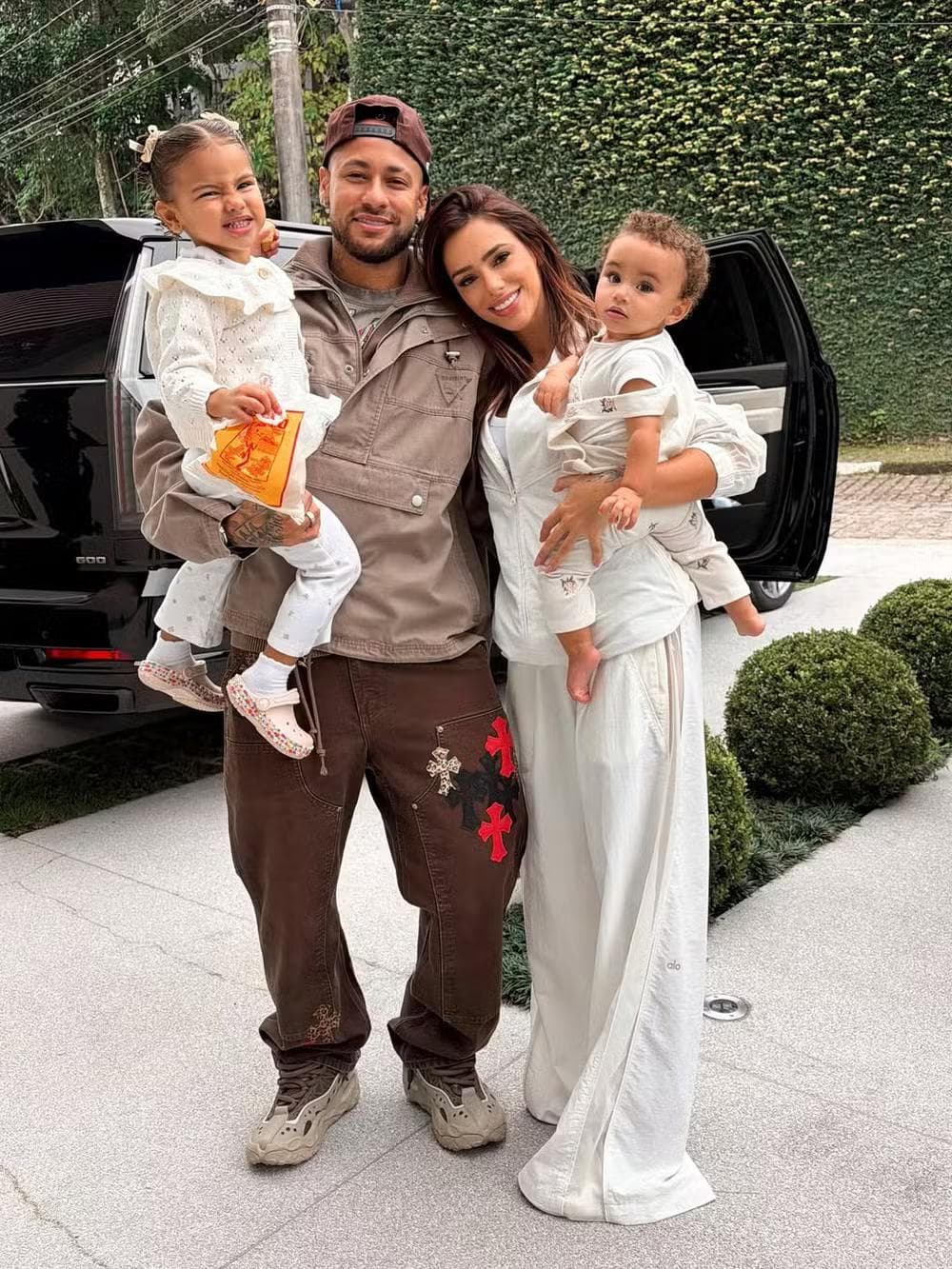 Bruna Biancardi ao lado do jogador Neymar e das filhas do casal — Foto: Reprodução