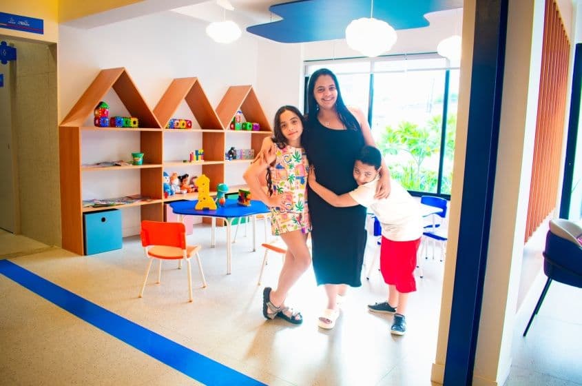 Aline Thaise acompanhou os dois filhos durante as triagens na Casa do Autista de Maceió e destacou o acolhimento recebido pela equipe multiprofissional. Foto: David Silas/ Ascom Maceió Saúde