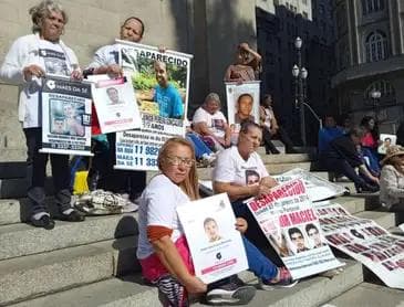 Lucineide na escadaria da Sé com outras mães de desaparecidos pessoal - Arquivo pessoal