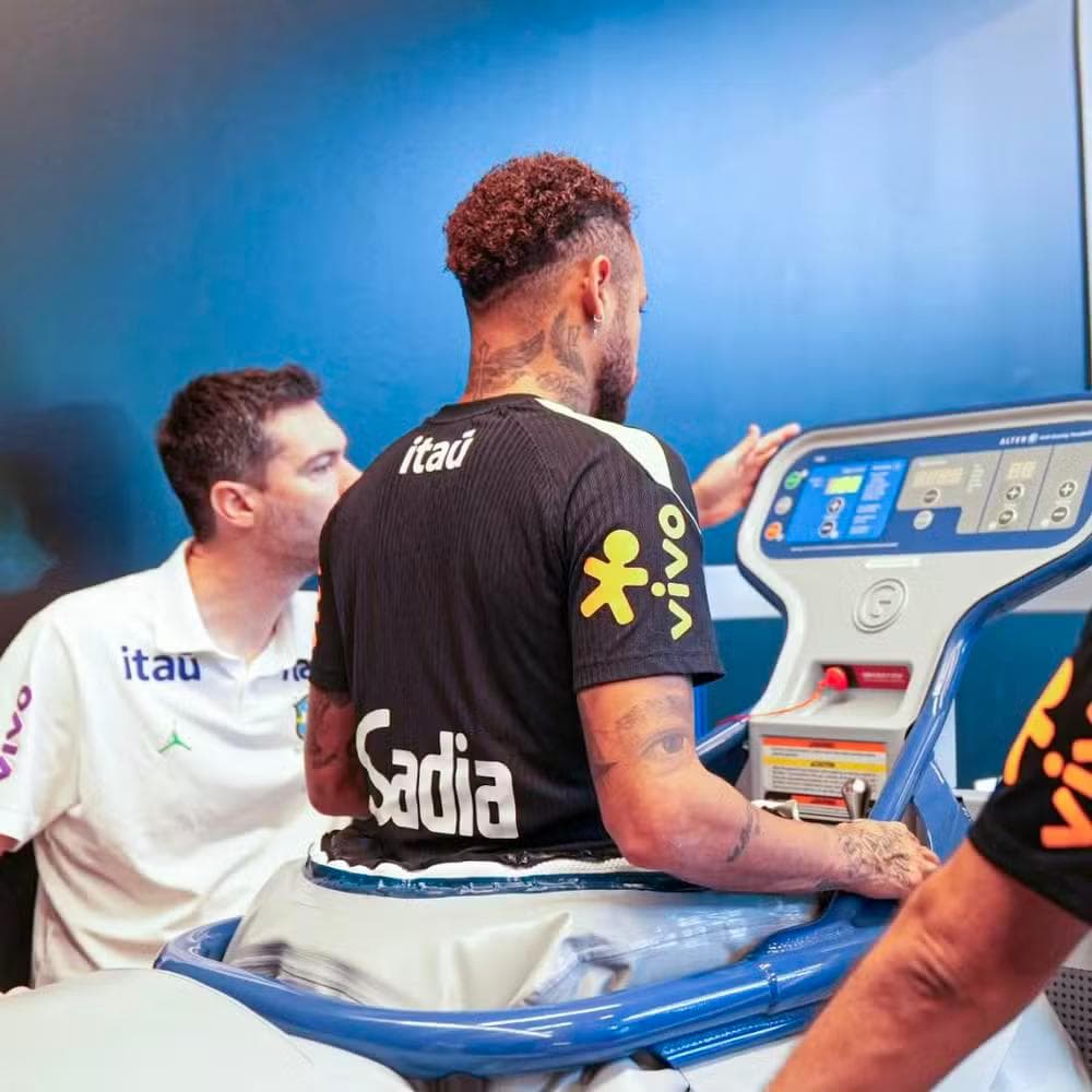 Neymar em treino físico no CT da seleção — Foto: CBF