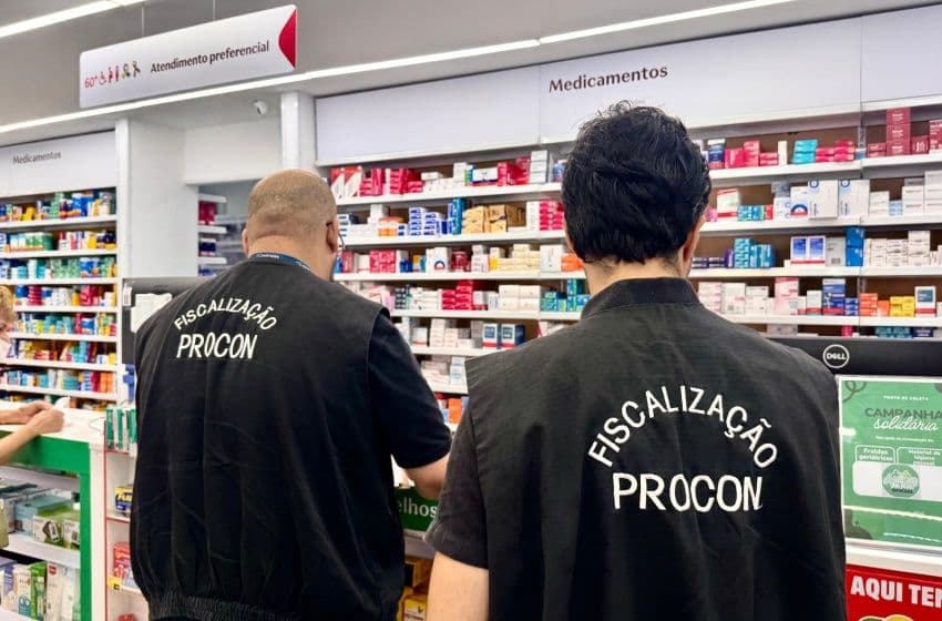 Fiscais solicitaram documentos e verificaram produtos à venda nas farmácias visitadas. Foto: Ascom Procon Maceió