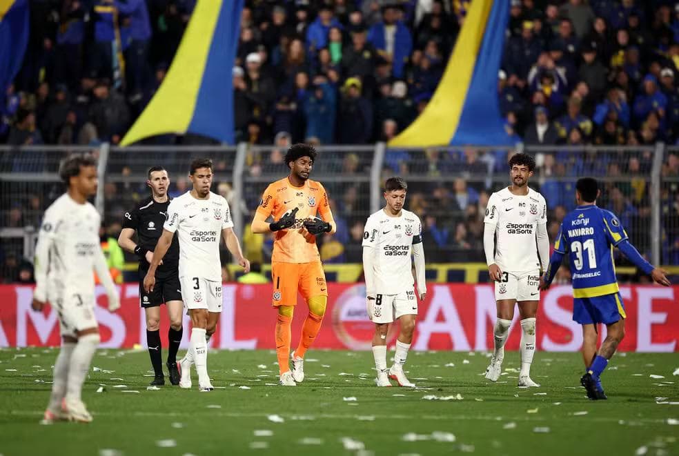 Jogadores do Corinthians em jogo contra o Rosario Central — Foto: REUTERS/Agustin Marcarian