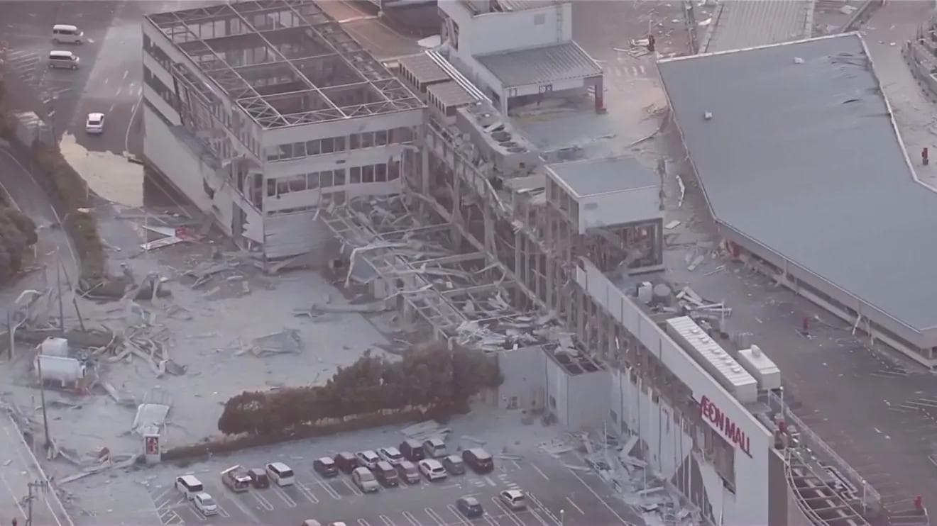 4 de 6 Pular carrossel Fim do carrossel Shopping desaba após tremor seguido de explosão no sul do Japão • Reprodução/NIPPON TV/JAPAN/Reuters