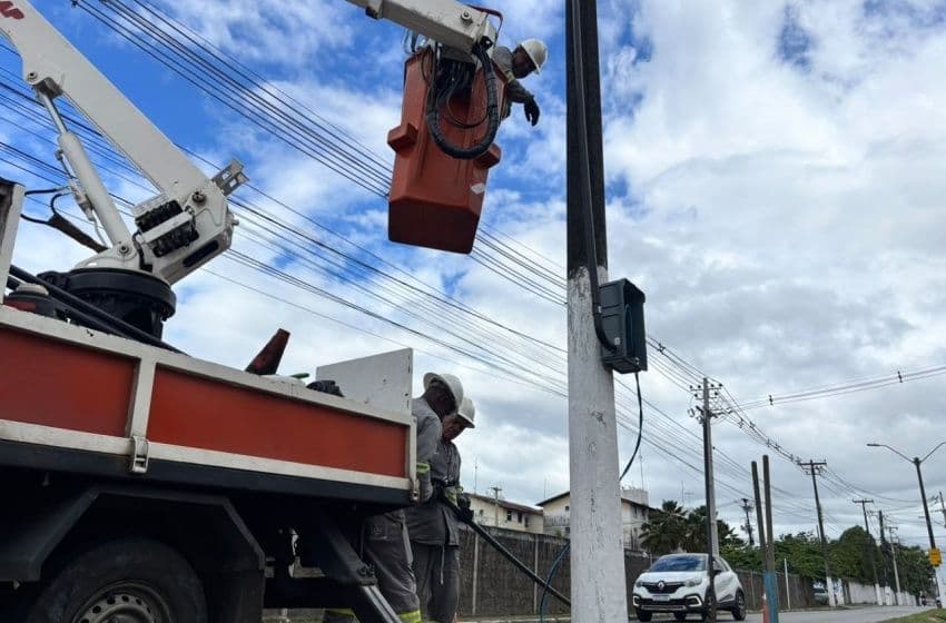Dois novos comandos da rede de iluminação vão garantir o acendimento das luminárias na via principal do bairro Petrópolis. Foto: Vinícius Rocha/Ascom Ilumina