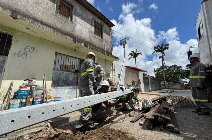 Obra incluiu a instalação de dois postes de concreto de 9m, dois braços de iluminação e duas luminárias de LED de 120W. Foto: Bia Rodrigues/ Ascom Ilumina