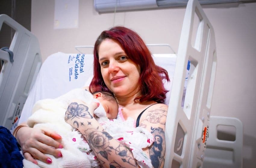 Mãe de primeira viagem, Nathaly Ferreira deu à luz a pequena Katherine na maternidade do Hospital da Cidade. Foto: David Silas/Ascom Maceió Saúde