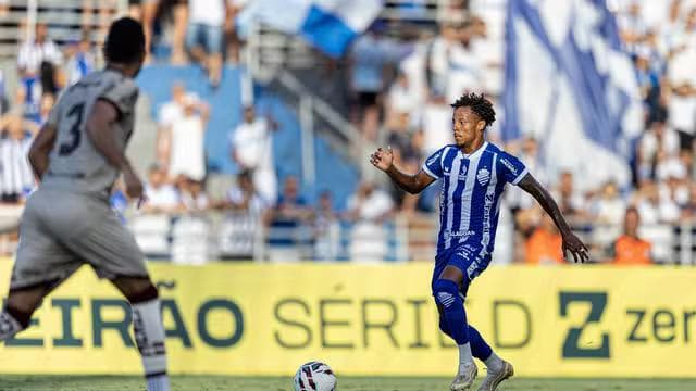 Rian Santana em ação pelo CSA contra o Jacuipense (Foto: Allan Max/ASCOM CSA)
