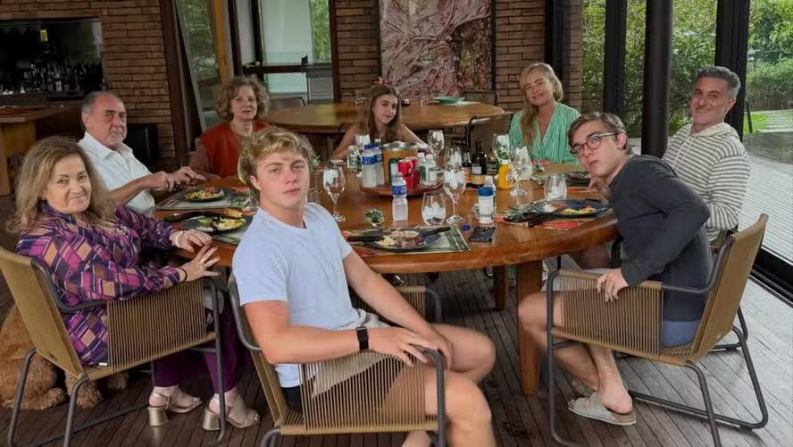 Angélica posa com a família neste Dia das Mães (10) — Foto: Reprodução/ Instagram @angelicaksy