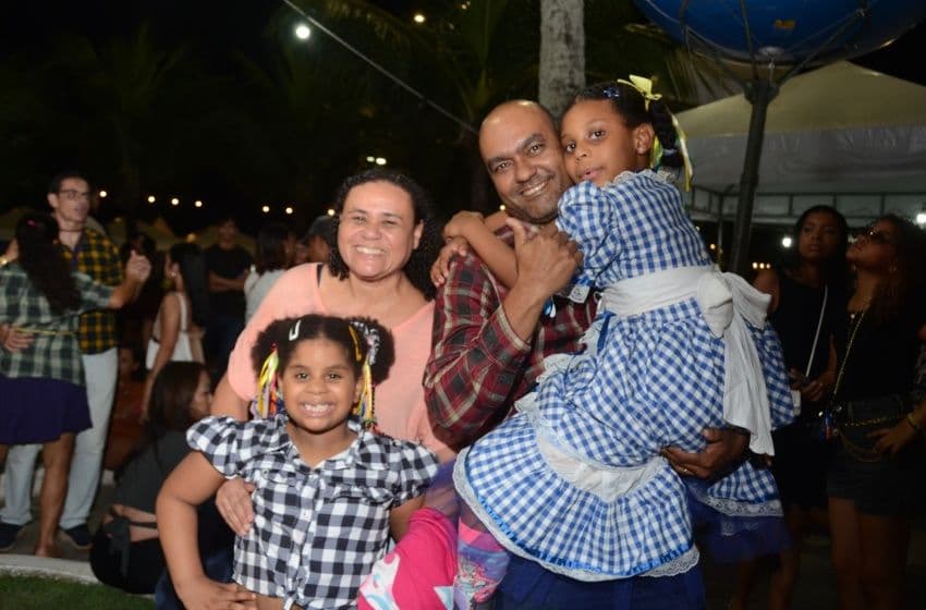 Família curte as atrações do São João Massayó 2026. Foto: Beto Macário/ Secom Maceió