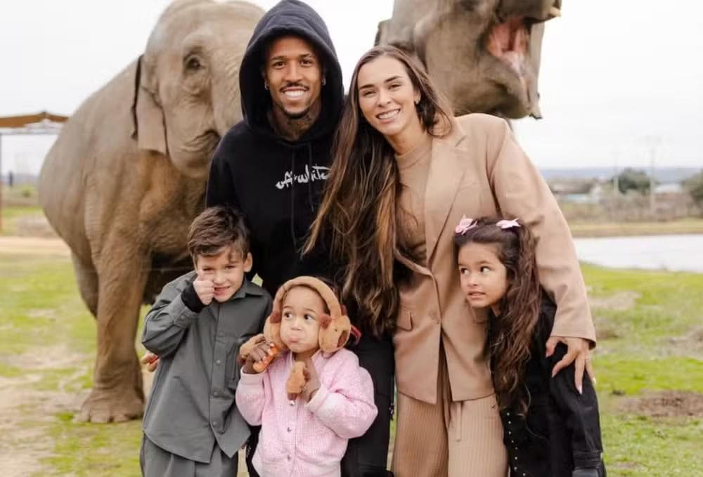 Família completa! Eder Militão curte safári com Tainá Castro, a filha e os enteados; veja fotos — Foto: Reprodução/Instagram