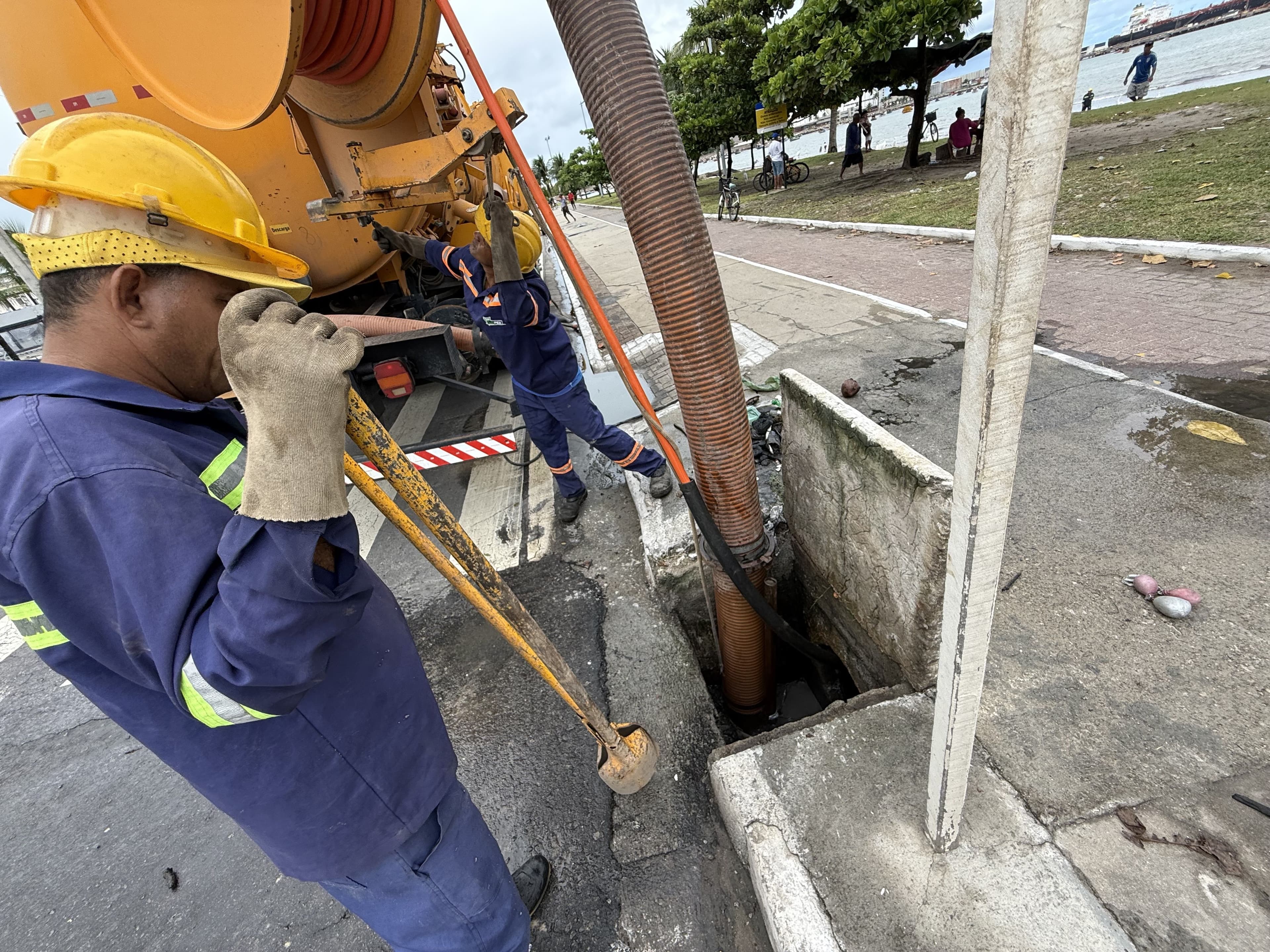 Limpeza e desobstrução de galerias. Foto: Seminfra