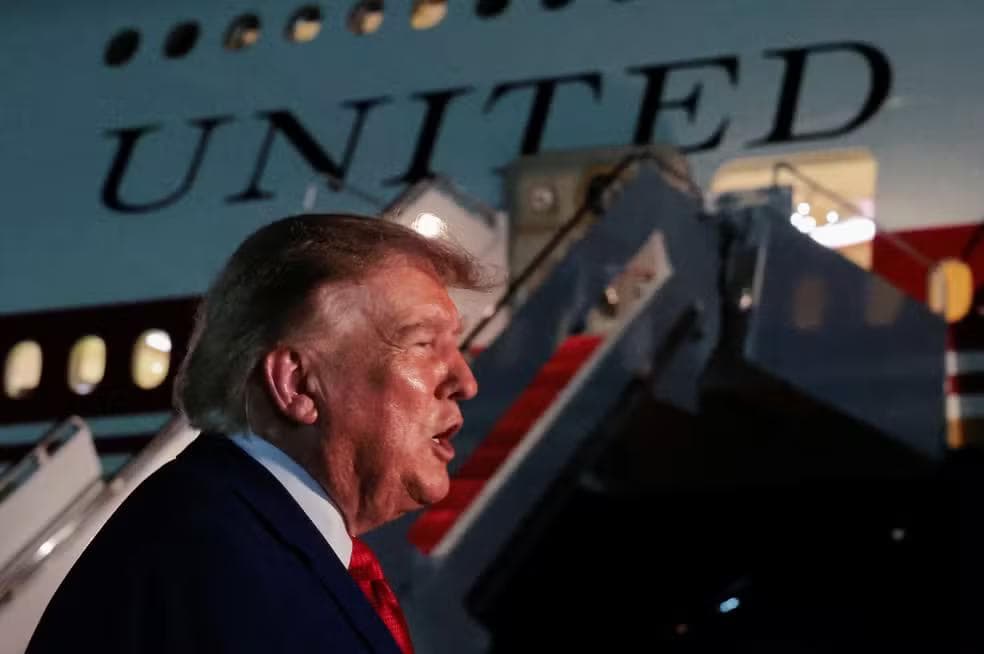 Donald Trump fala com jornalistas em 11 de agosto de 2026 — Foto: Kylie Cooper/Reuters