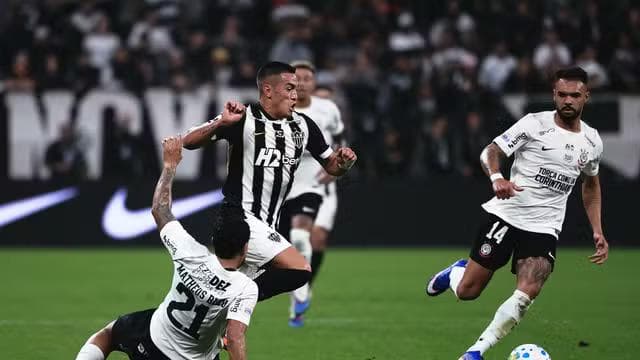 Cuello em Corinthians x Atlético-MG (Foto: Ettore Chiereguini/AGIF)