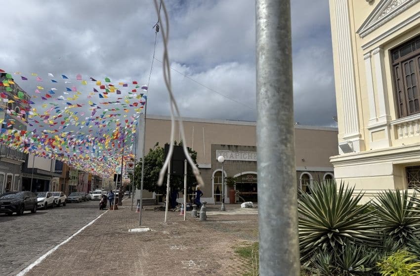 Fiação exposta na Rua Sá e Albuquerque após ações criminosas. Foto: Bia Rodrigues/Ascom Ilumina