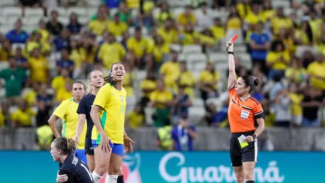 Bia Zaneratto expulsa no jogo entre Brasil x Estados Unidos, amistoso da seleção brasileira feminina (Foto: Kid Júnior/SVM)