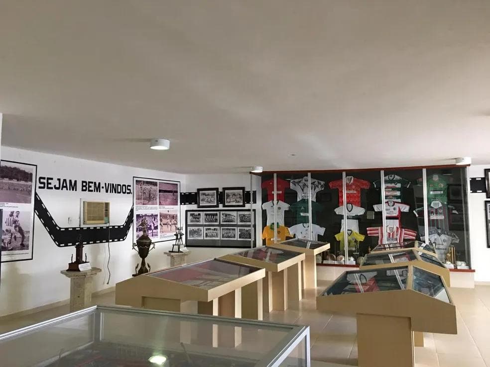 Registro da camisa de Pelé em 1958 em exposição no museu de Maceió — Foto: Museu dos Esportes