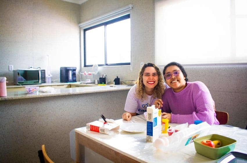 O preparo de cupcakes de banana reuniu aprendizado, estímulos sensoriais e muita interação durante mais uma atividade terapêutica da Casa do Autista. Foto: David Silas/Ascom Maceió Saúde