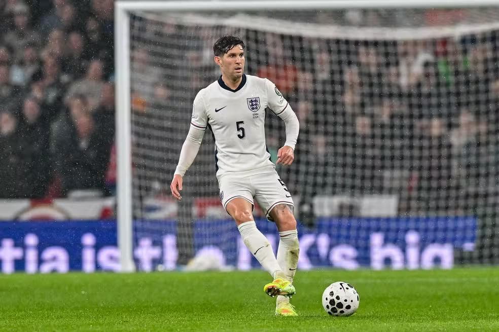 Stones em ação pela seleção da Inglaterra — Foto: Kevin Hodgson/MI News/NurPhoto via Getty Images