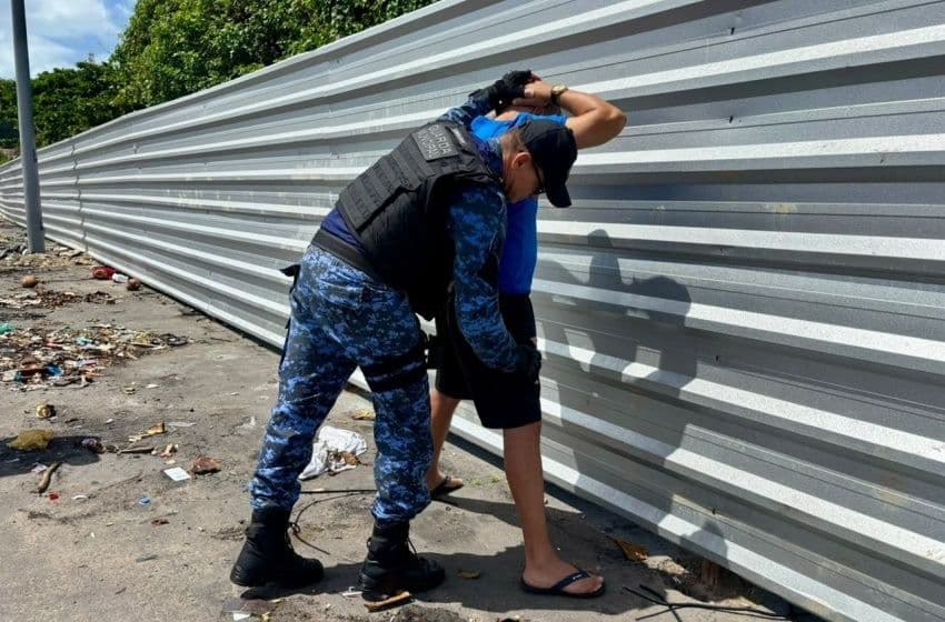 Com o suspeito foram encontradas pedras de crack, maricas e armas brancas. Foto: Ascom Semsc