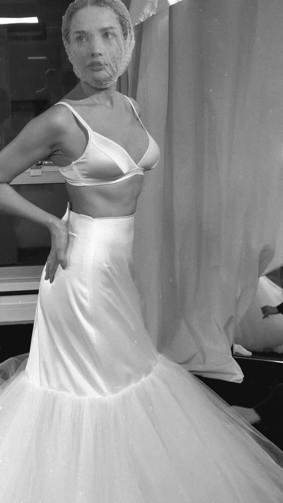 Juliette prova vestido de noiva — Foto: Reprodução/Instagram