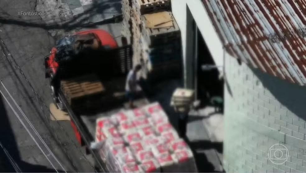 Entrega de farinha feita por empresas investigadas por ligação a facção do Rio de Janeiro. — Foto: Fantástico