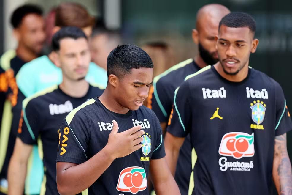 Endrick e Rayan, em treino da Seleção: jovens são opções para a ponta direita — Foto: Caean Couto/Reuters