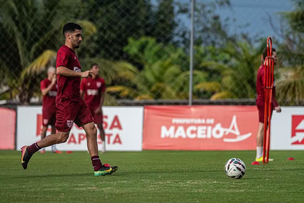 Danielzinho, meia do CRB, vai cumprir suspensão — Foto: Divulgação/CRB