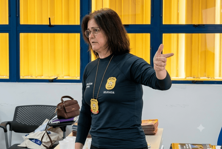 A delegada Rebeca Cordeiro falou sobre direitos e formas de atuação diante de situações de violência, destacando a importância da informação para um transporte público mais seguro.