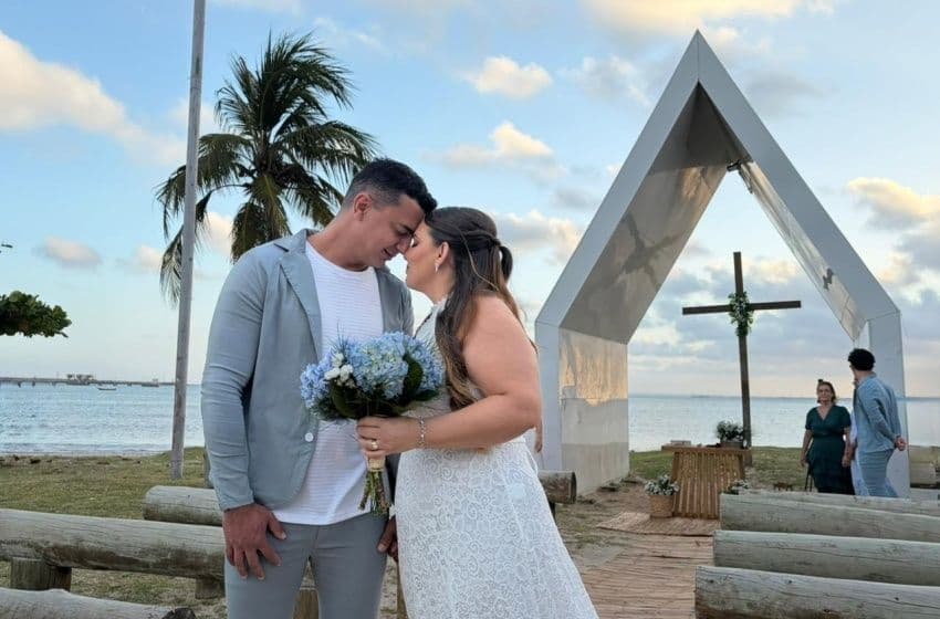 Casal encontrou em Maceió o cenário ideal para realizar o sonho de casar em frente ao mar. Foto: Carol Neves (estagiária) / Ascom Semsc