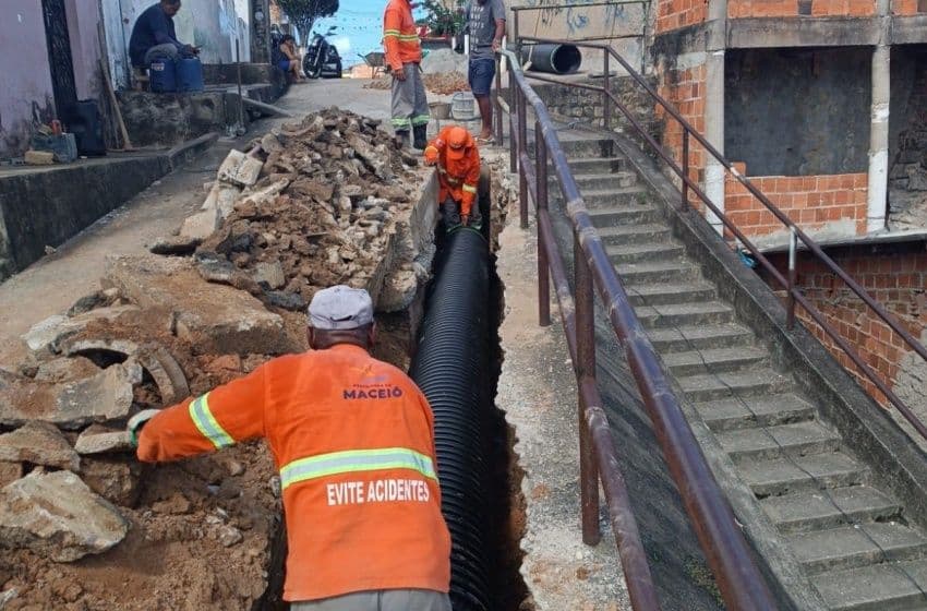 Infraestrutura substitui seis metros de tubulação danificada durante ação de manutenção no Feitosa Foto: Ascom Seminfra