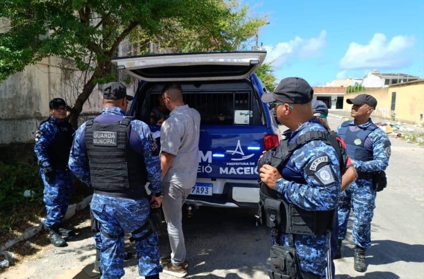 ação aconteceu após denúncias sobre a atuação de traficantes de drogas que estariam intimidando moradores e trabalhadores responsáveis pela reforma da praça. Foto: Ascom Semsc