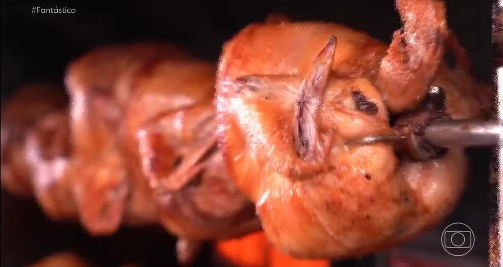 Comerciantes são obrigados a comprar frango de empresas ligadas a facções. — Foto: Fantástico