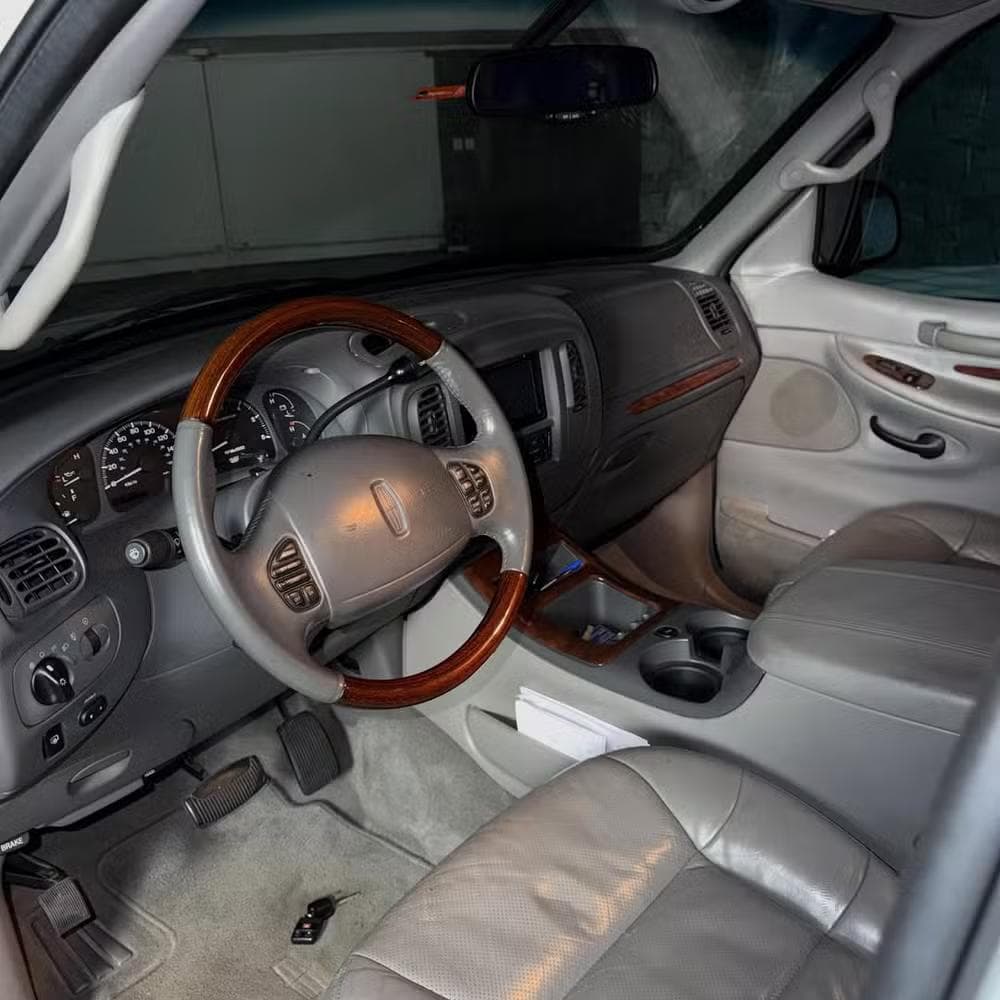 João Augusto abre garagem de Gugu e exibe carro raro dos anos 2000 — Foto: Reprodução/Instagram