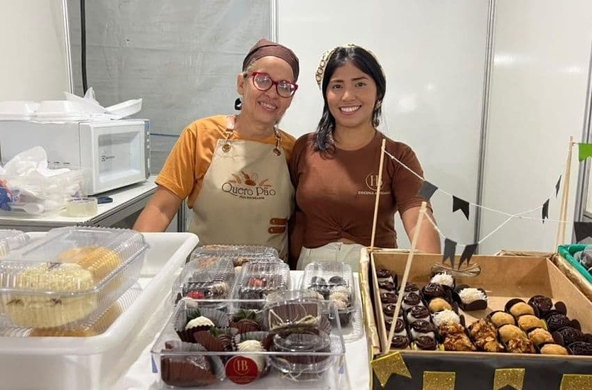 Empreendedoras da economia solidária comercializam doces e pães artesanais durante a 9ª Feira Itinerante da Economia Solidária, na Pajuçara. Foto: Ascom Semtes