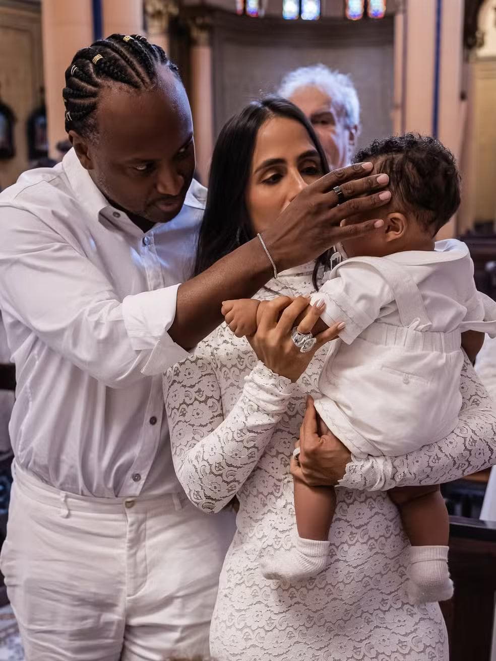 Carol Peixinho e Thiaguinho celebram batizado do filho, Bento, em igreja no Rio de Janeiro — Foto: Reprodução/Instagram