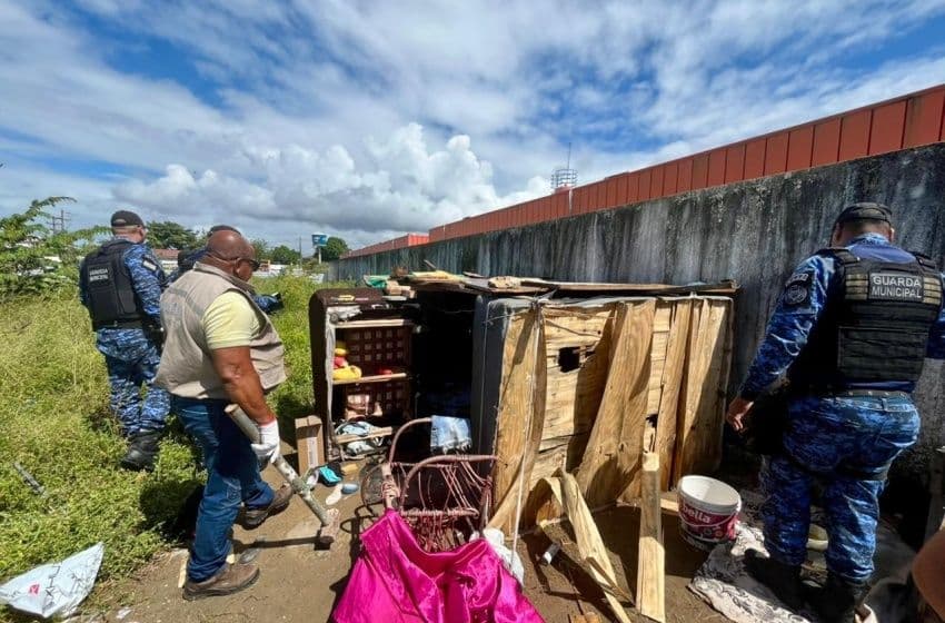 A ação resultou na retirada de barraco irregular utilizado para o tráfico de drogas e equipamentos relacionados ao consumo dos entorpecentes. Foto: Ascom Semsc