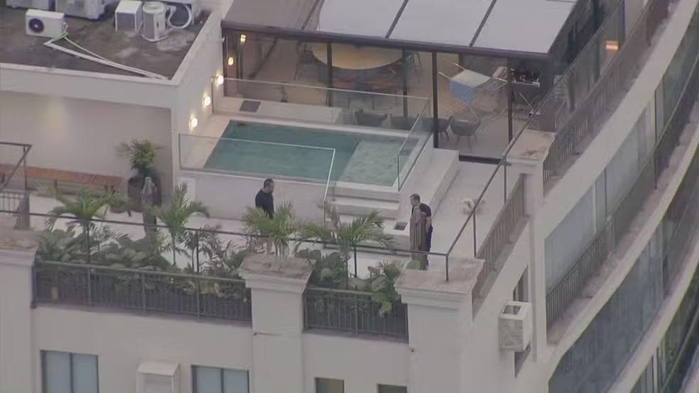 Cláudio Castro em cobertura na Barra da Tijuca. Ex-governador é alvo de buscas da Polícia Federal — Foto: Charles Júnior/ TV Globo