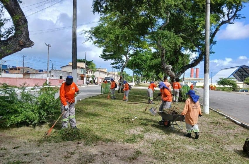 Limpeza Urbana realiza mutirão de manutenção com apoio das equipes do Projeto Praça é Massa. Foto: Tháchyna Lorena(estagiária)/Ascom Alurb