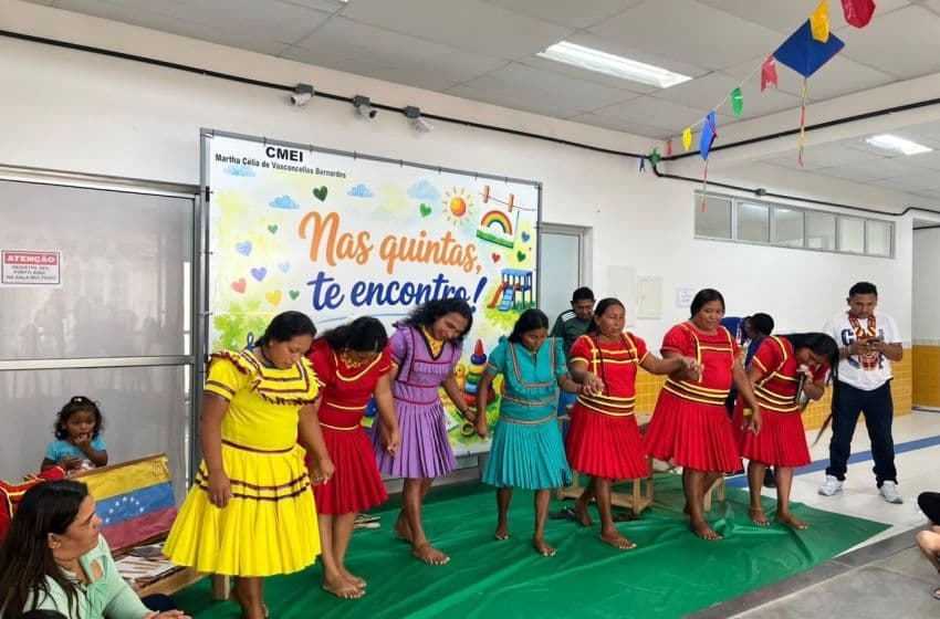 Pais de crianças indígenas venezuelanas se apresentam no Cmei Marta Célia. Foto: Cortesia