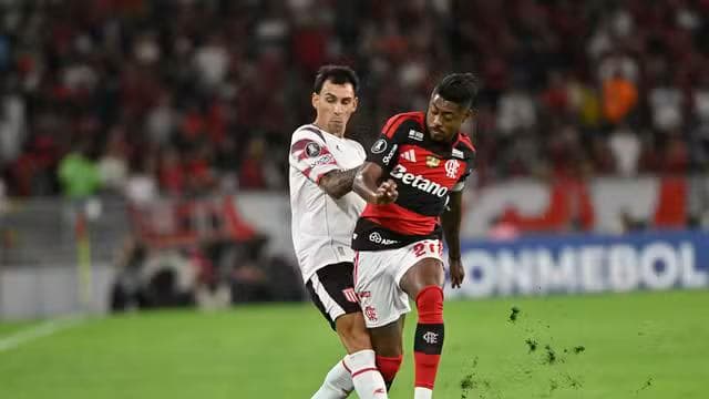Bruno Henrique em Estudiantes x Flamengo (Foto: André Durão)