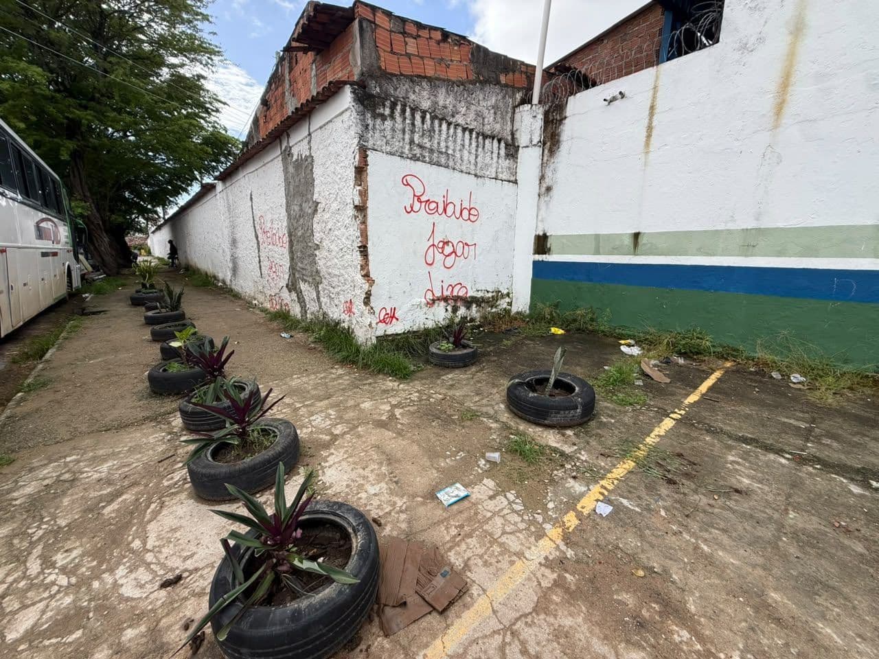 Antes e depois do ponto revitalizado. Fotos: Walisson Vieira/ Ascom Alurb