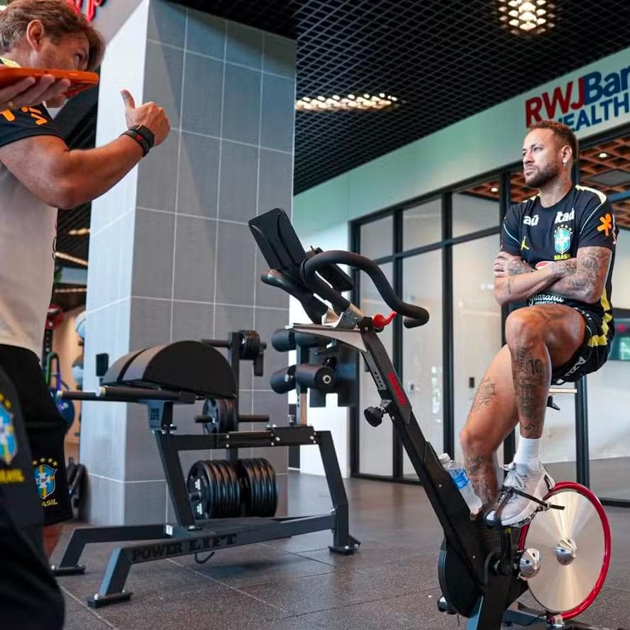 Neymar em treinamento interno no CT da seleção — Foto: CBF