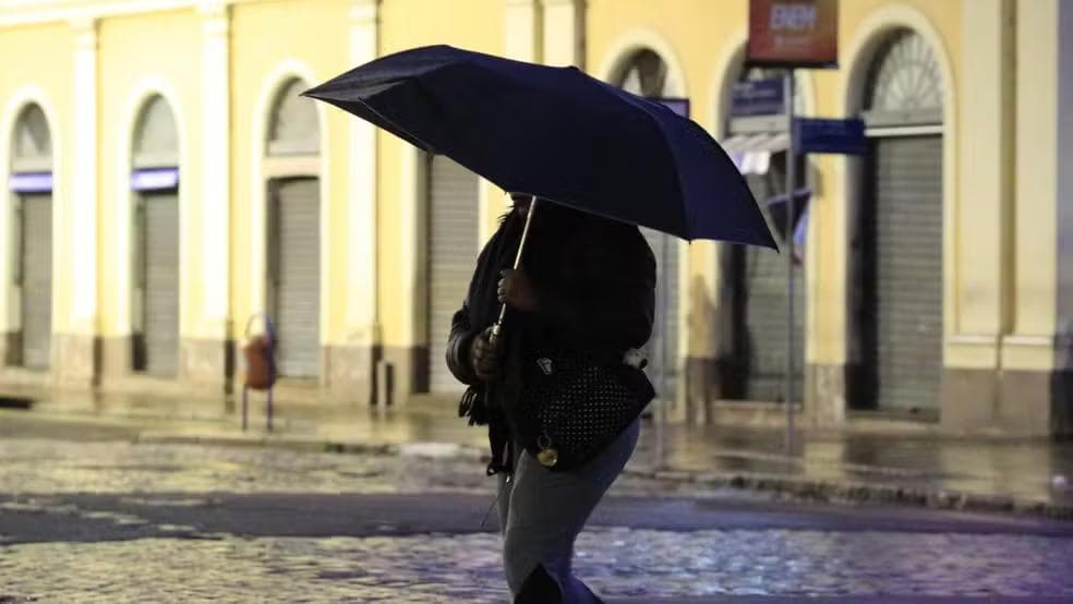 Mulher com guarda-chuva em Porto Alegre. — Foto: Ronaldo Bernardi/Agência RBS